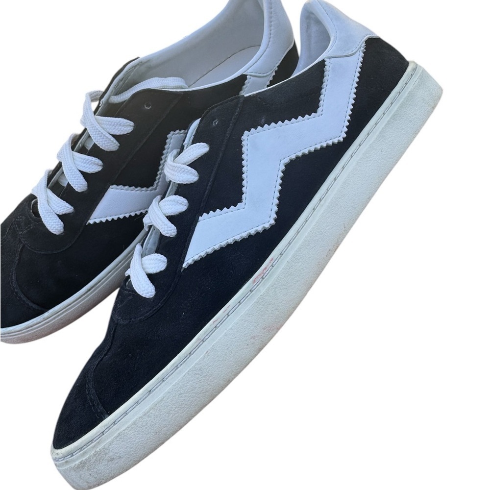 Stuart Weitzman Daryl Leather Size 7 B Sneaker in White/Black Soft Comfort